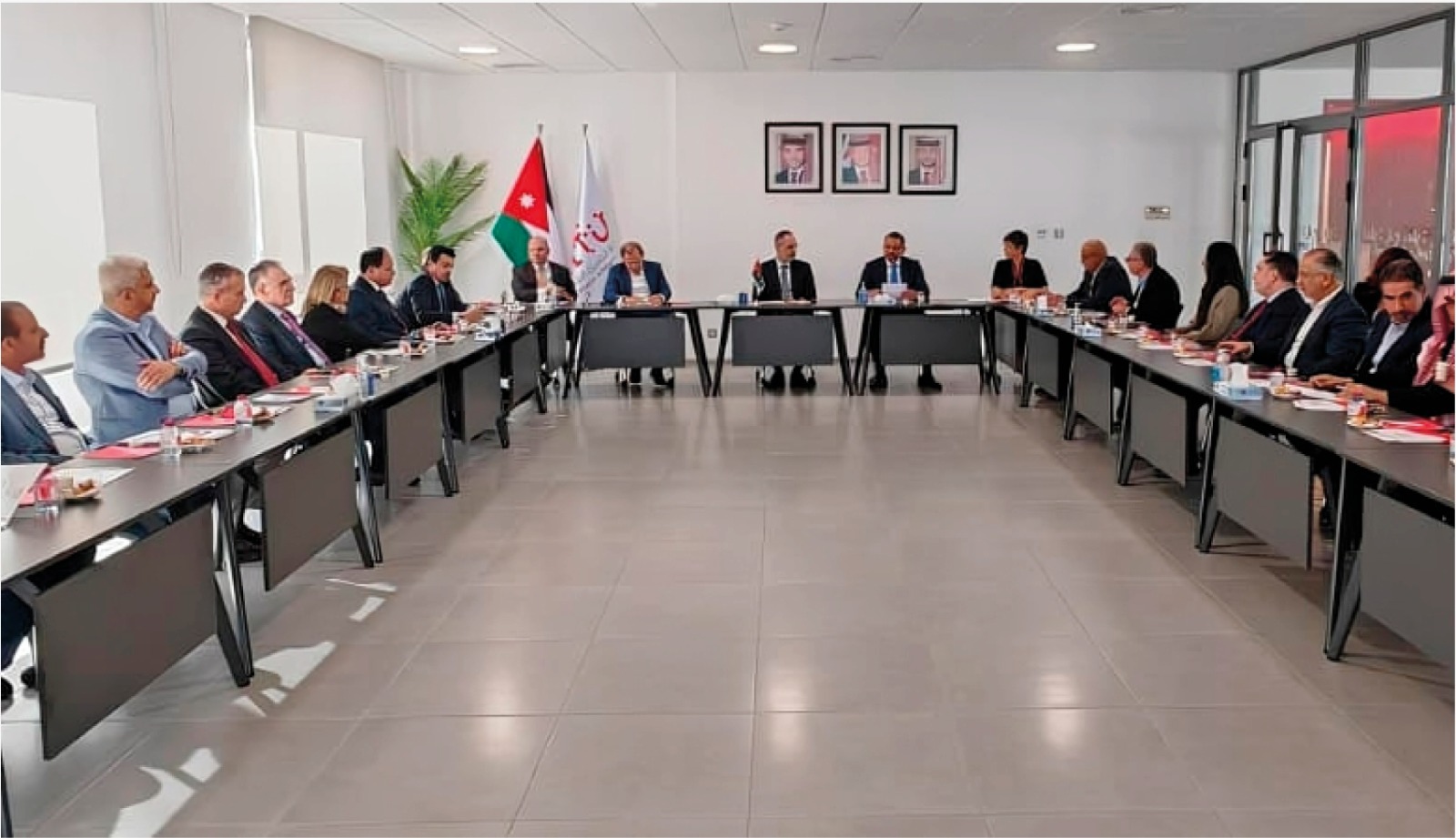 جمعية رجال الأعمال وجامعة الحسين التقنية تبحثان التعاون المشترك