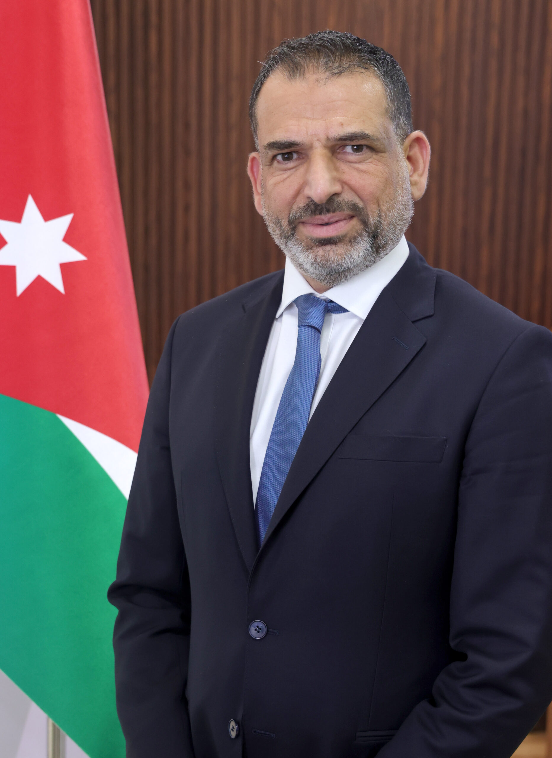 اقتصاديون: زيادة الرواتب تحمل توجهاً حكومياً لتحسين أوضاع المواطنين