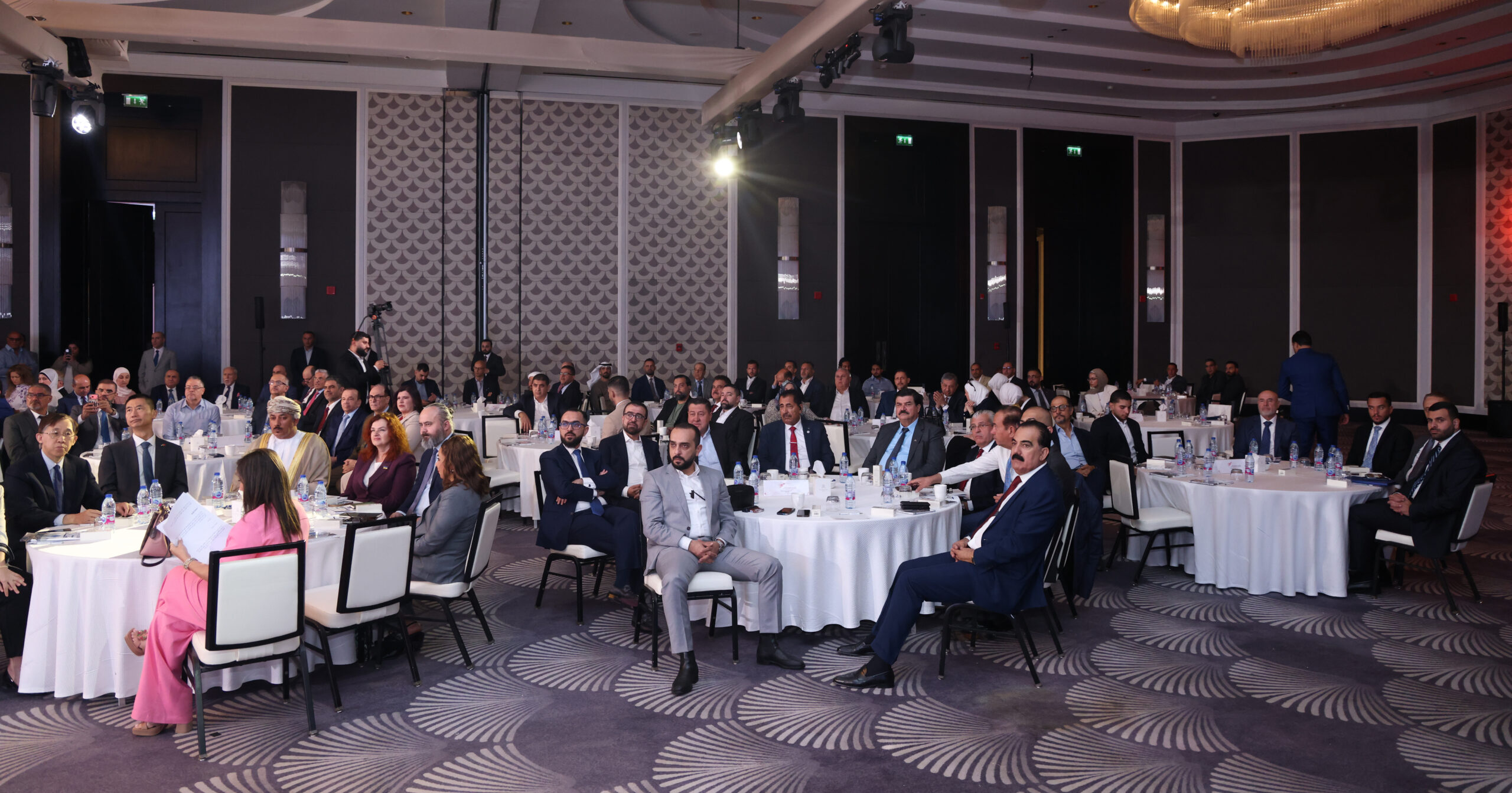 “مؤتمر رجال الأعمال” يوصي بتوجيه مدخرات المغتربين الى استثمارات في المملكة